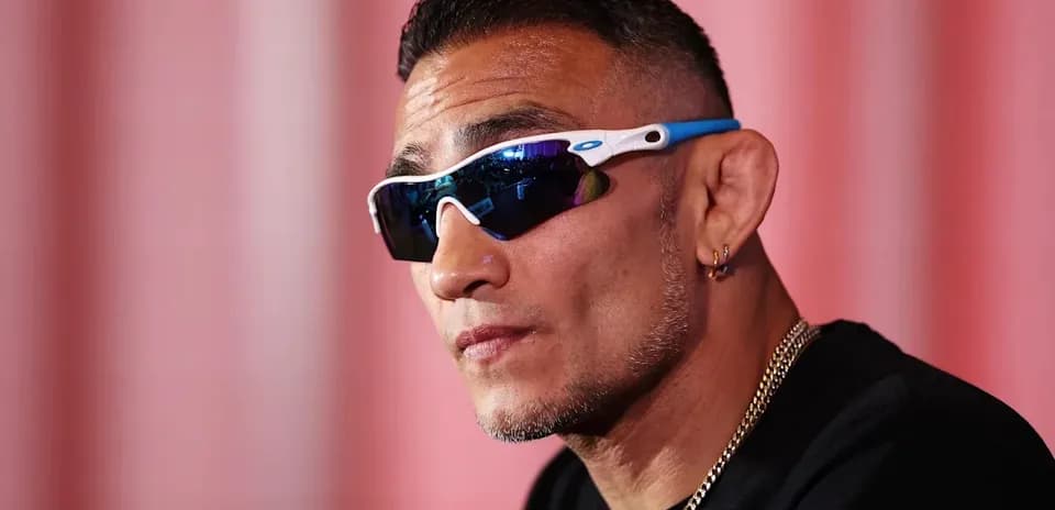 Luchador usando gafas oscuras en conferencia de prensa