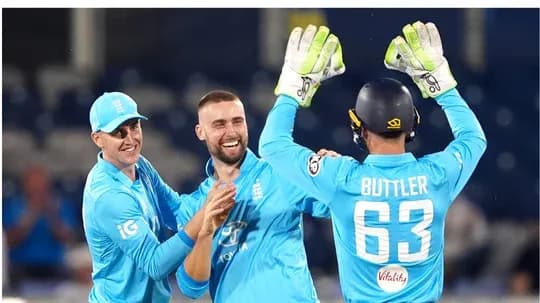 Jugadores de Inglaterra celebrando un wicket en cricket