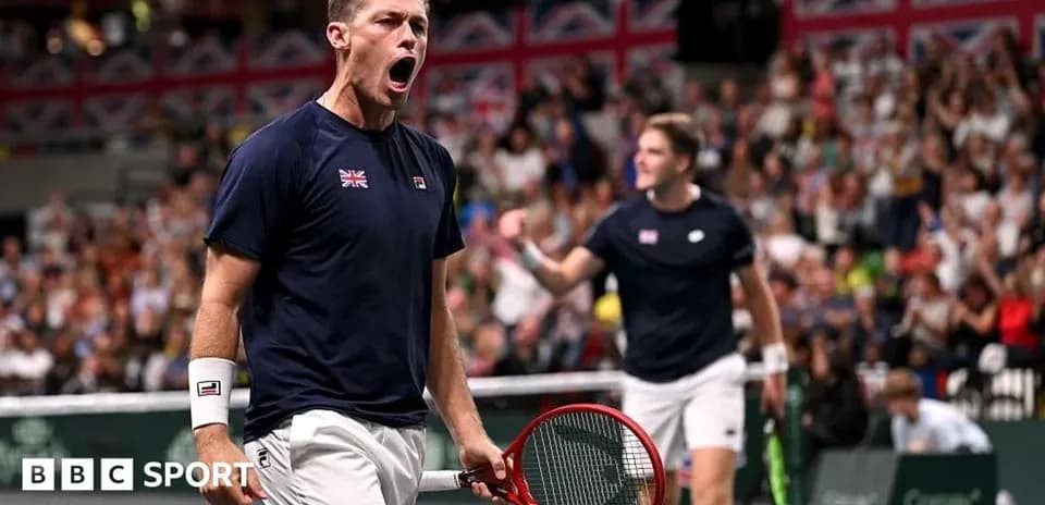 Jugador de tenis celebrando en un torneo