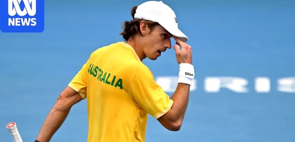 Jugador de tenis con camiseta de Australia en cancha