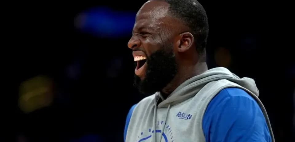 Jugador riendo durante calentamiento con Warriors