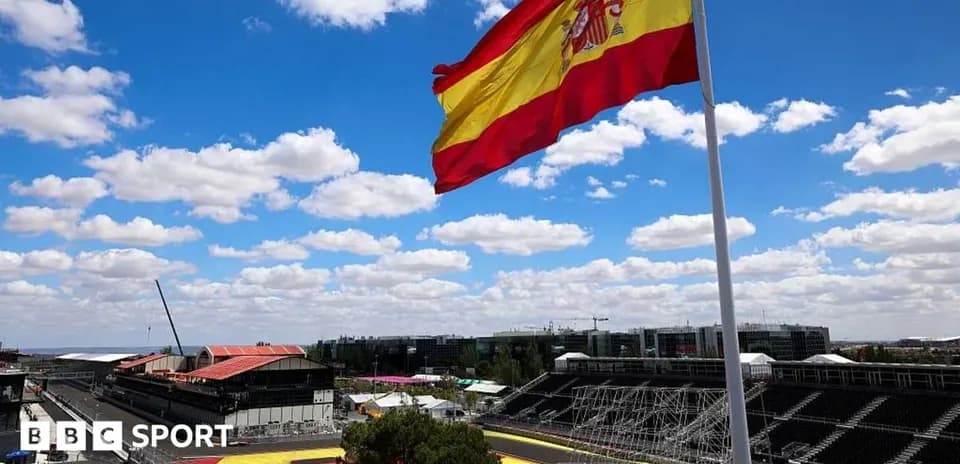 Bandera de España ondeando sobre circuito vacío