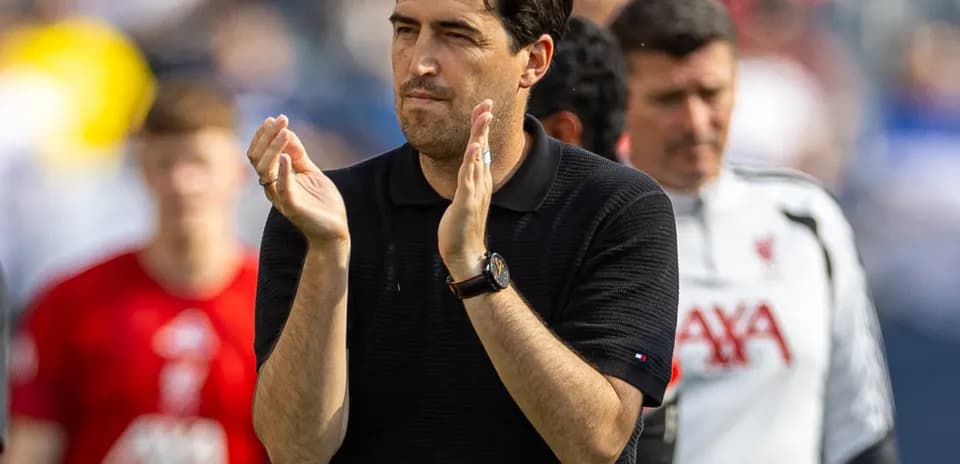 Entrenador aplaudiendo durante un partido de fútbol