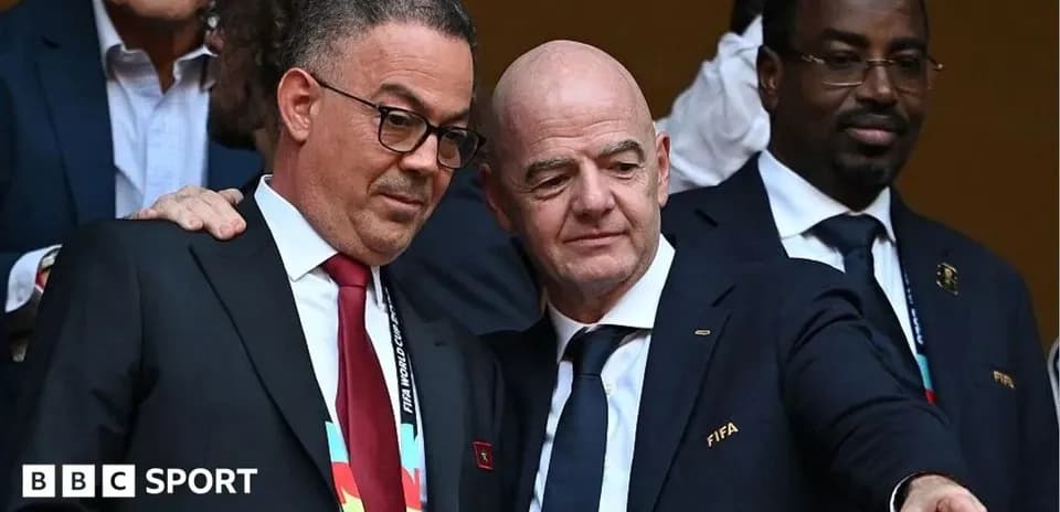 Dos dirigentes conversando en evento deportivo