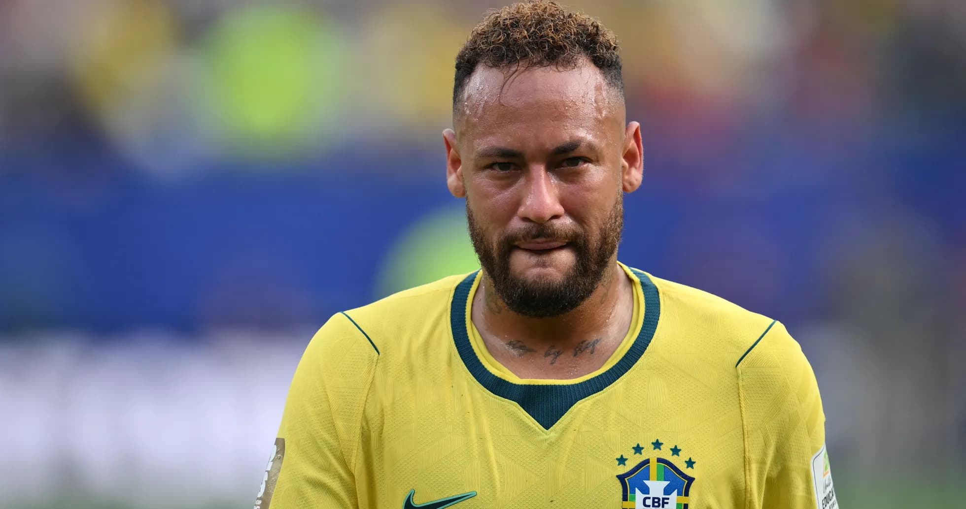 Neymar con camiseta de Brasil después del partido
