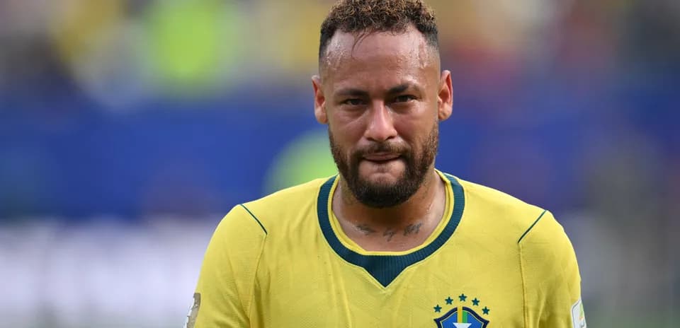 Neymar con camiseta de Brasil después del partido