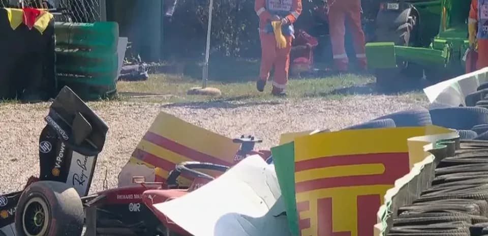Coche de F1 chocado contra barrera de neumáticos