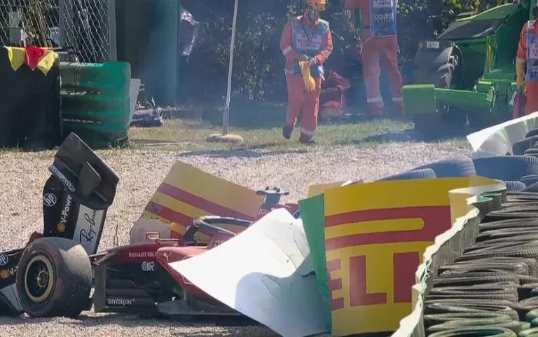 Coche de F1 chocado contra barrera de neumáticos Coche de F1 chocado contra barrera de neumáticos