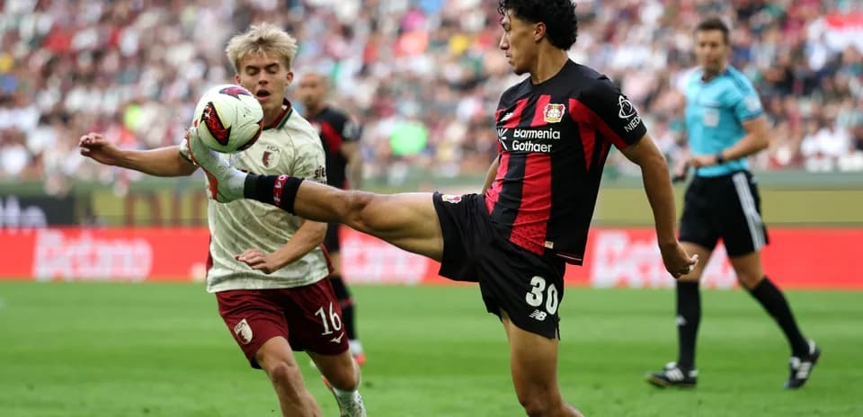 Jugador de Bayer Leverkusen despejando el balón