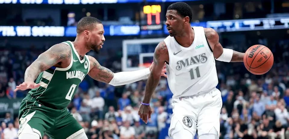 Jugador de los Mavericks driblando frente a defensor