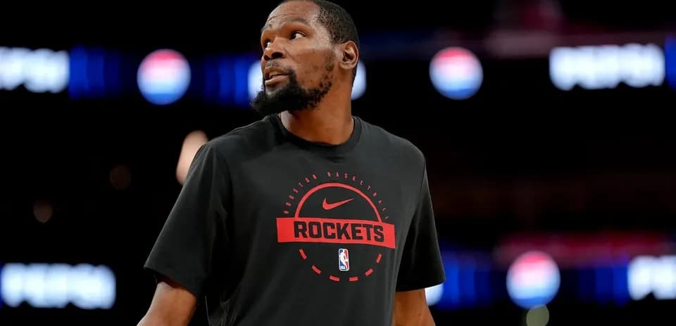 Jugador de baloncesto con camiseta de Rockets