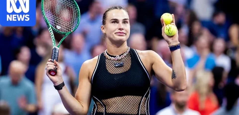 Jugadora de tenis sosteniendo dos pelotas en cancha