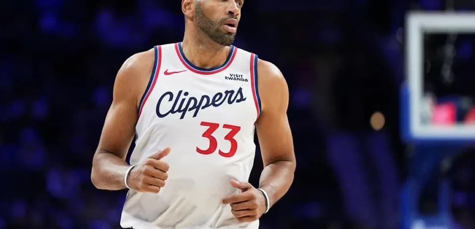Jugador de los Clippers caminando en la cancha