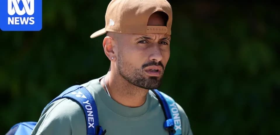 Jugador de tenis con gorra y mochila en exteriores