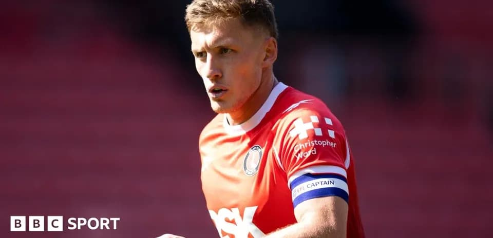 Jugador en uniforme rojo con banda de capitán
