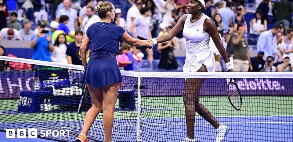 Jugadoras estrechando manos tras partido de tenis