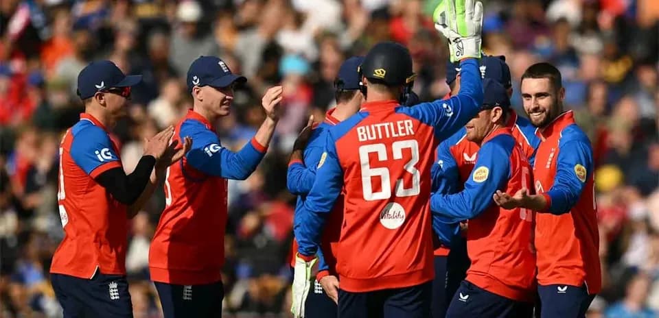 Jugadores de Inglaterra celebrando un wicket en partido