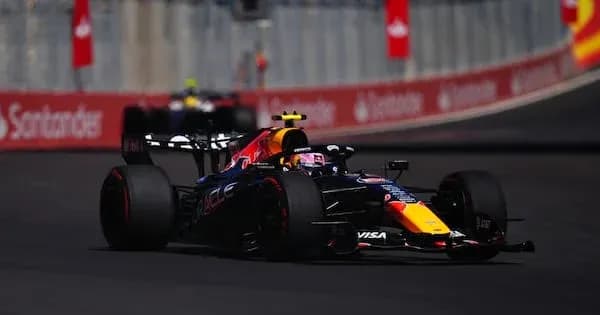 Coche de Fórmula 1 en carrera en circuito
