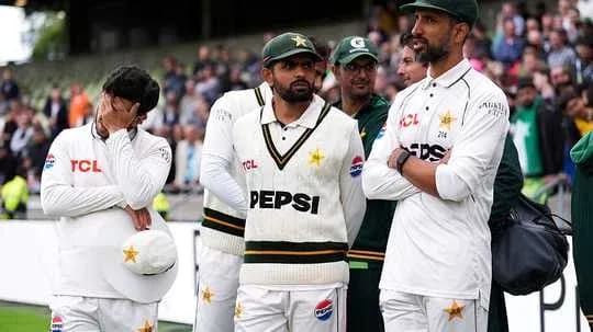 Jugadores de Pakistán en el campo después del partido