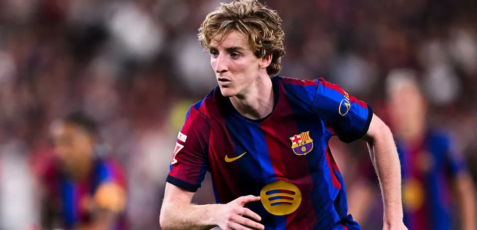 Jugador de Barcelona corriendo en el campo