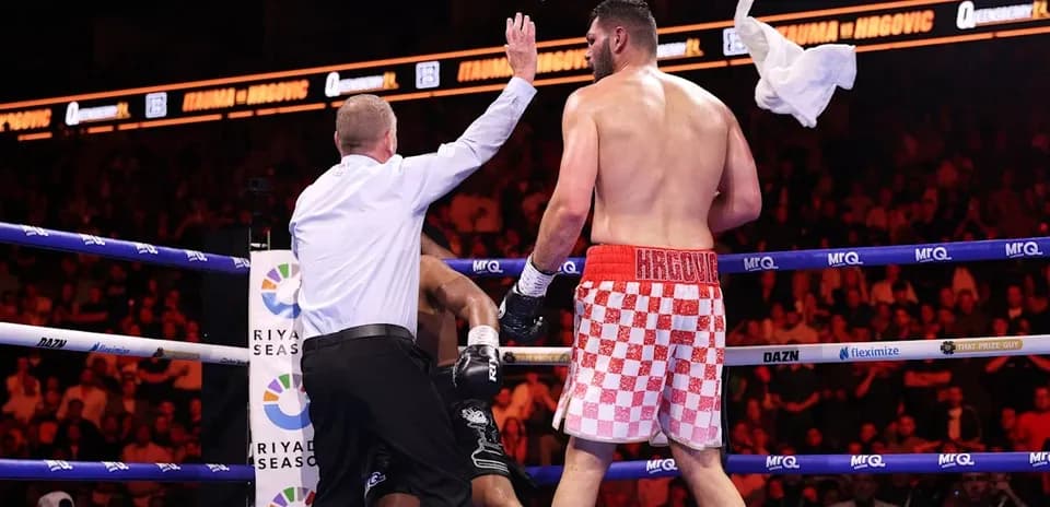 Árbitro deteniendo la pelea entre boxeadores