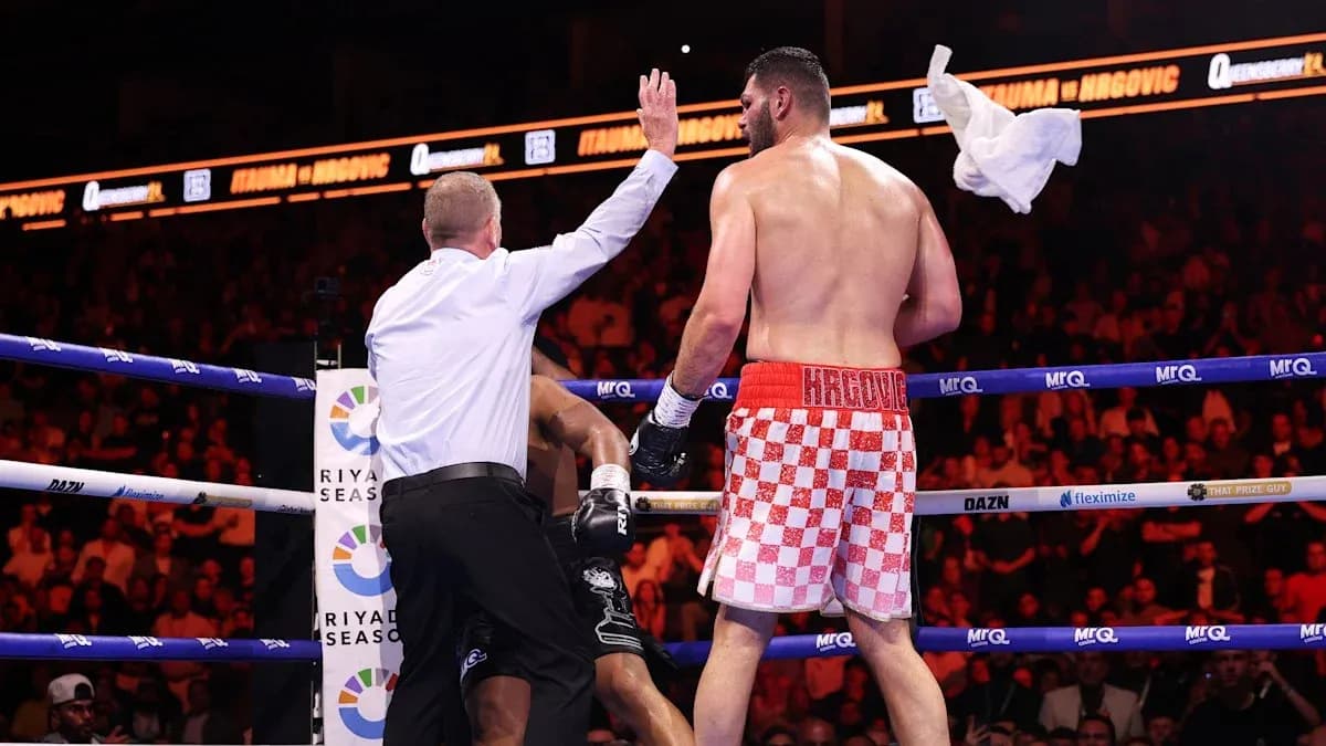 Árbitro deteniendo la pelea entre boxeadores