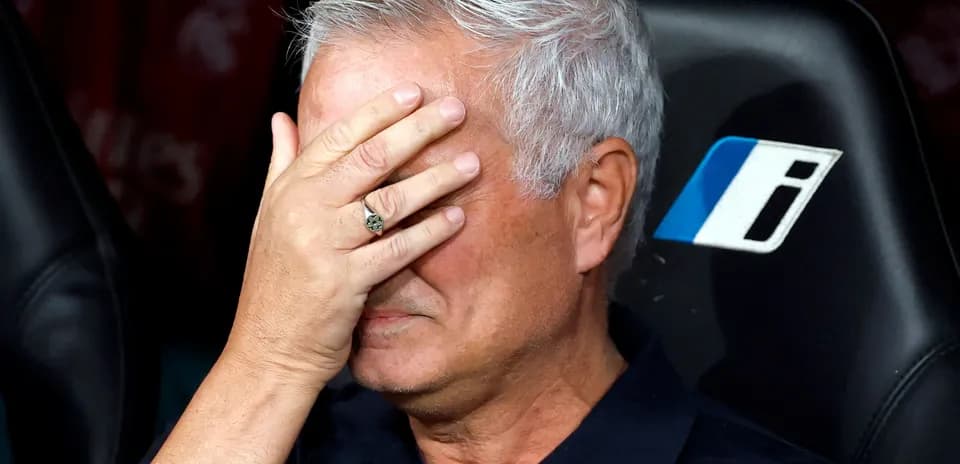 Entrenador con mano en la cara en el banquillo