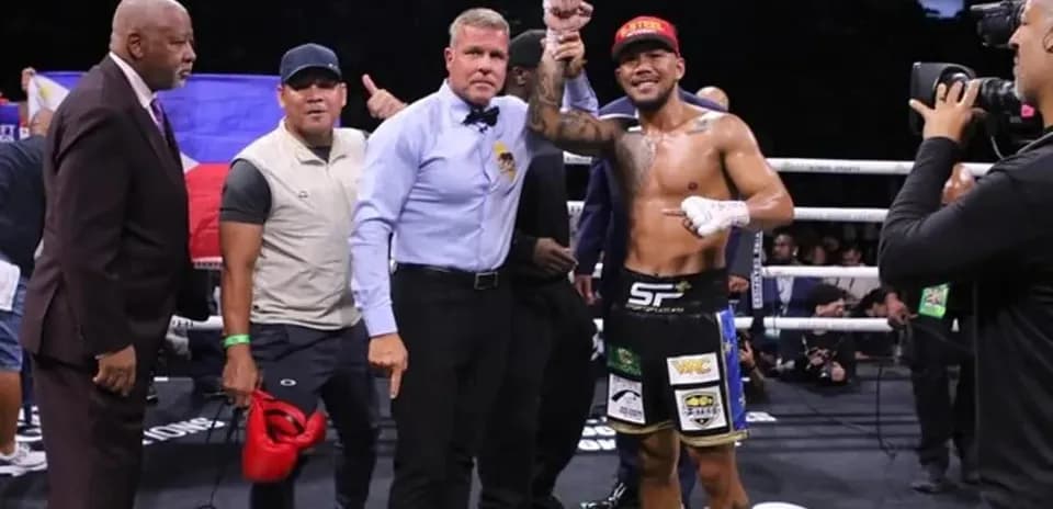 Boxeador levantando el puño tras la victoria