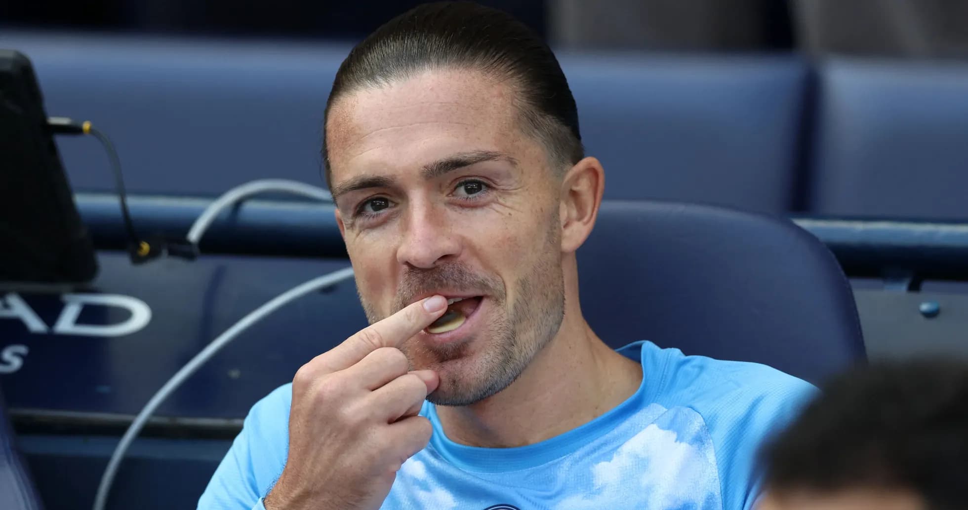 Jugador en el banquillo comiendo un caramelo