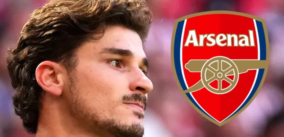 Jugador de Arsenal con el escudo del club