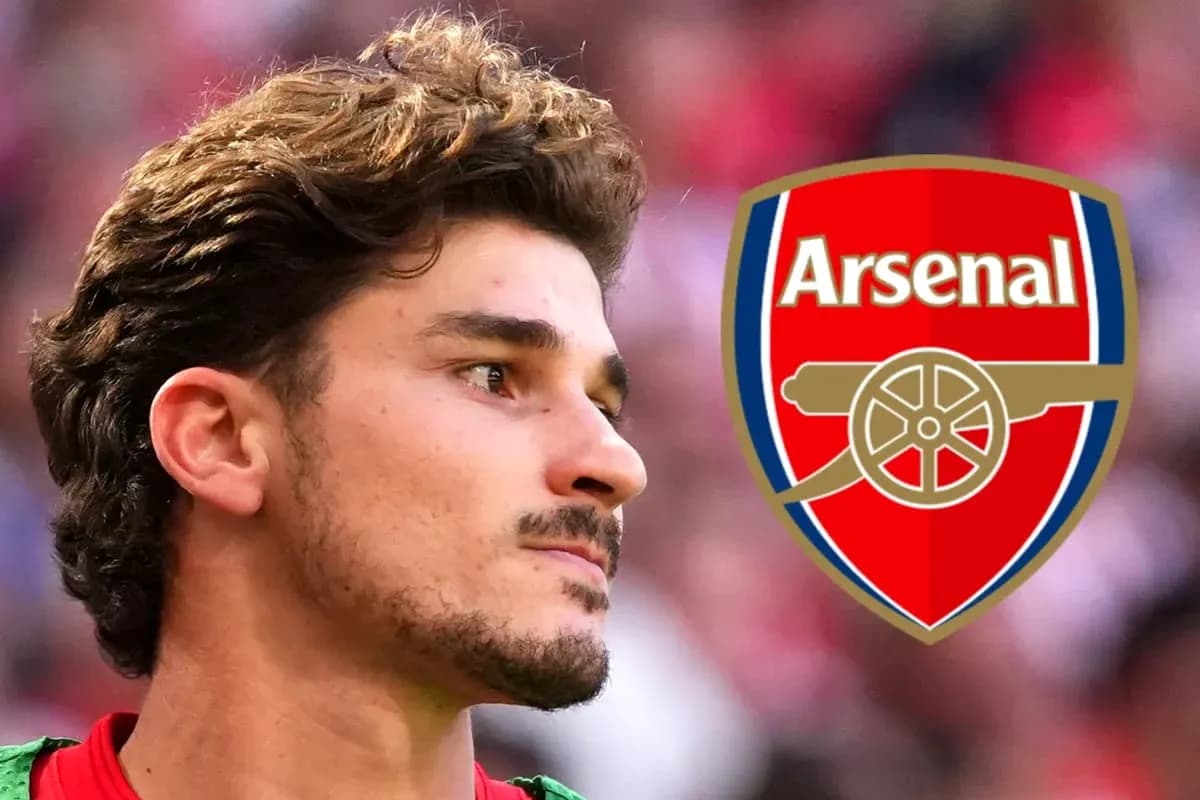 Jugador de Arsenal con el escudo del club