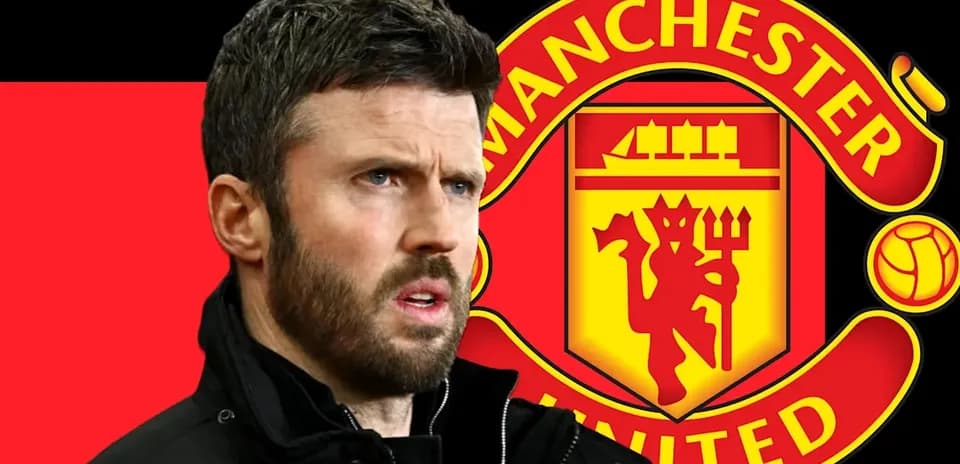 Entrenador de Manchester United frente a logo del club