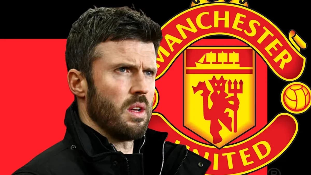 Entrenador de Manchester United frente a logo del club