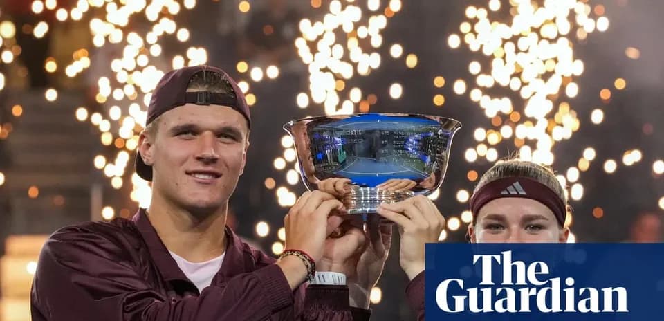 Jugadores levantando el trofeo con fuegos artificiales