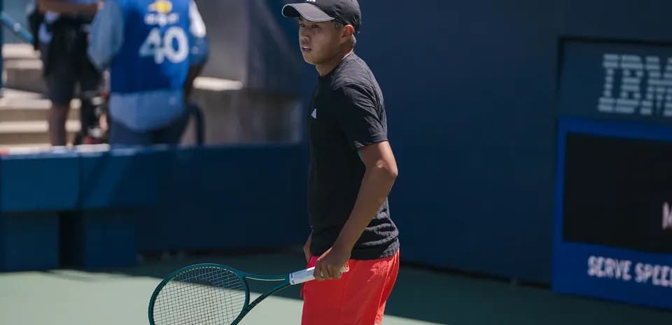 Jugador de tenis en la cancha con raqueta