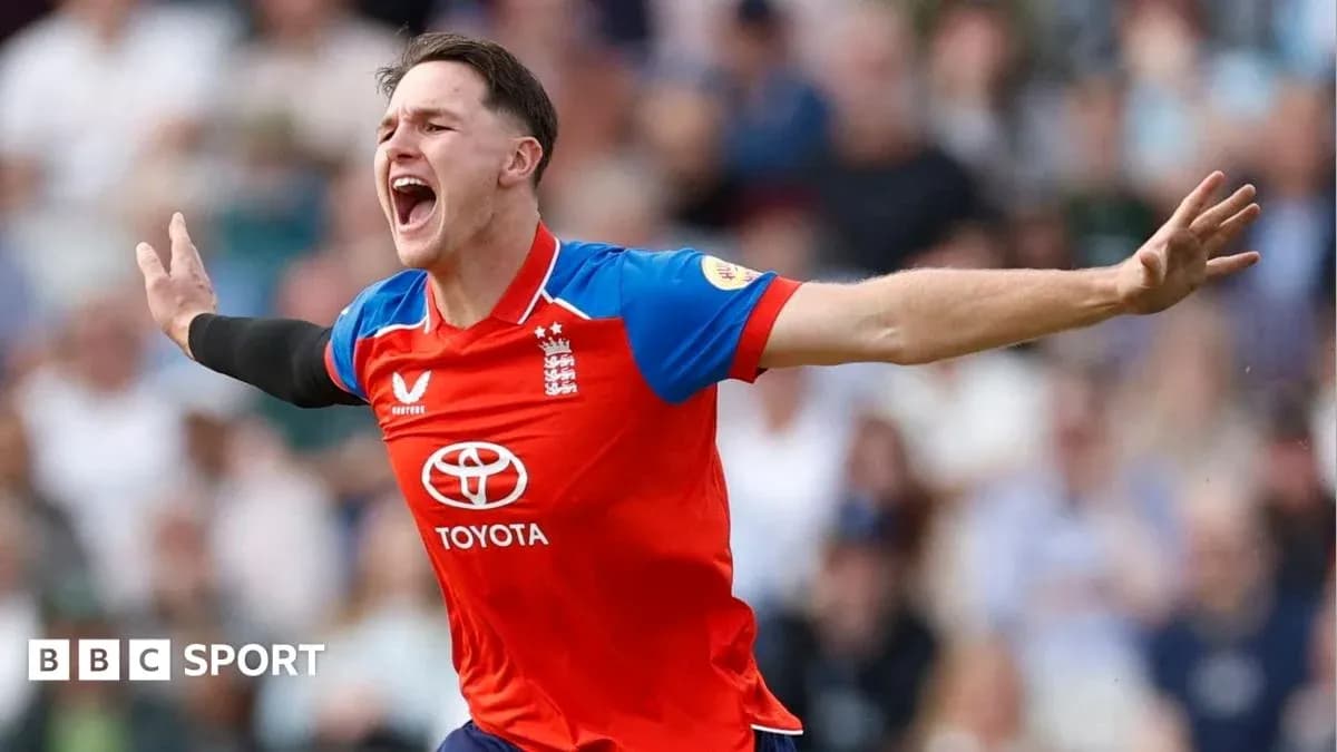 Jugador de cricket celebrando una wicket durante partido