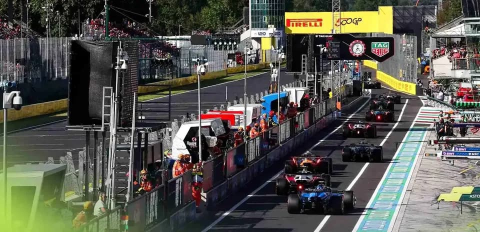 Varios coches de Fórmula 1 en boxes durante carrera
