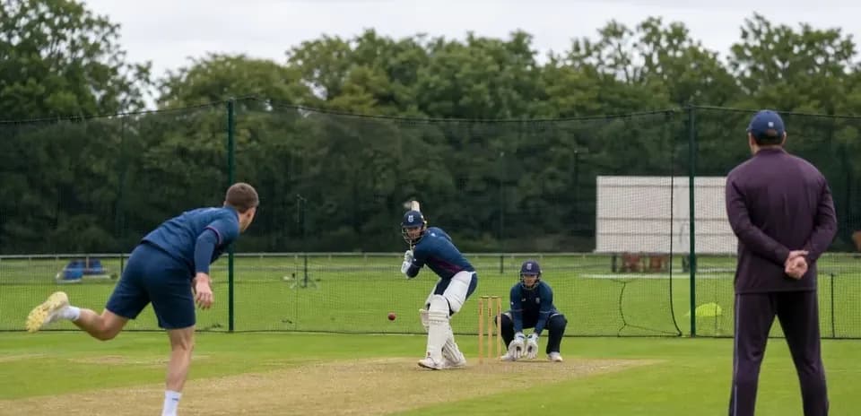 Jugadores de cricket entrenando en campo de práctica
