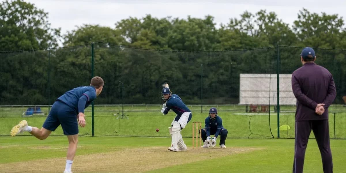 Jugadores de cricket entrenando en campo de práctica