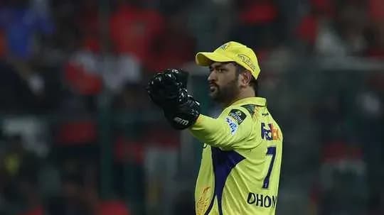 Jugador de cricket señalando durante un partido