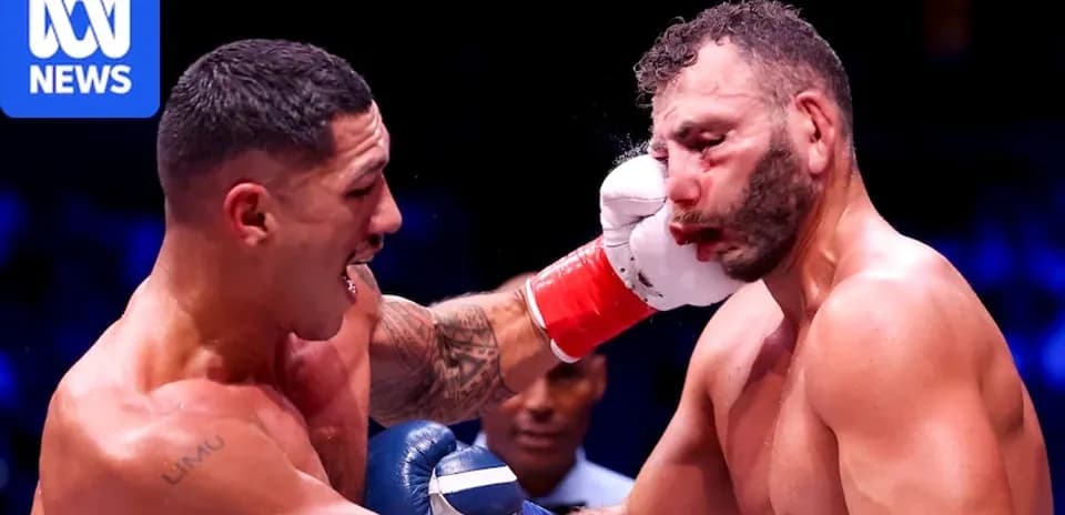Boxeador recibiendo un golpe durante la pelea