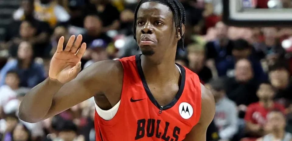 Jugador de los Bulls señalando durante el juego