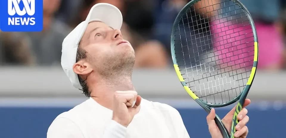 Jugador de tenis celebrando en la cancha