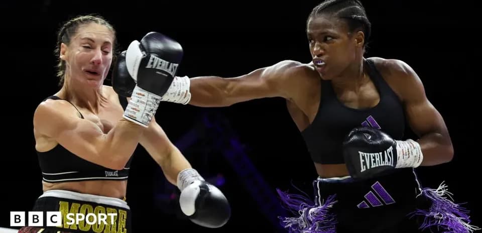 Boxeadoras en combate durante una pelea de boxeo