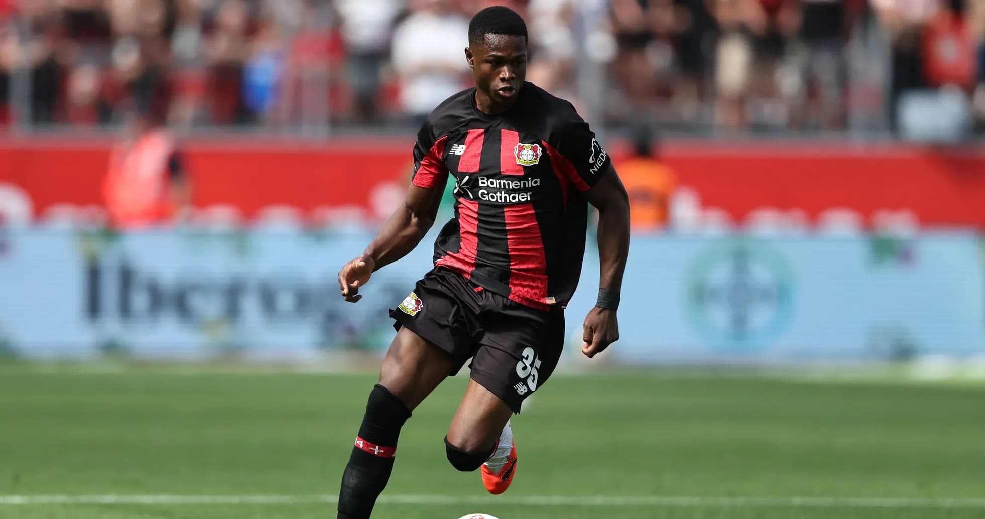 Jugador de Bayer 04 Leverkusen corriendo con el balón