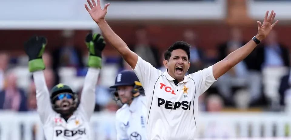 Jugador de cricket reclamando una decisión de out