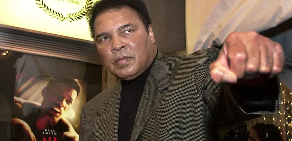 Muhammad Ali con el puño en alto en evento