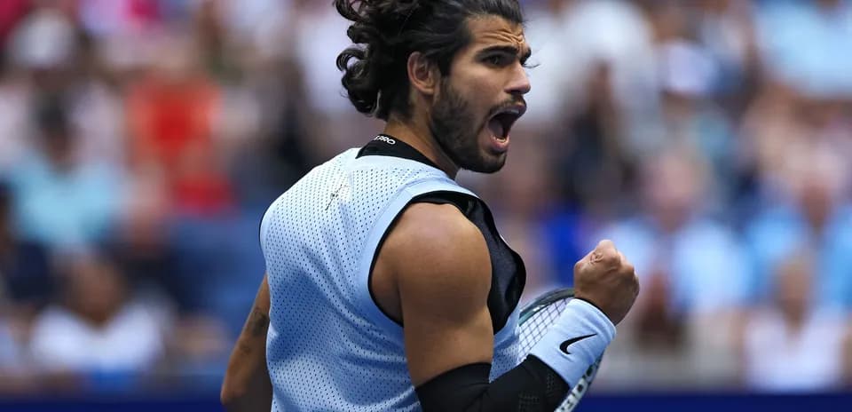 Jugador de tenis celebrando en la cancha durante un partido