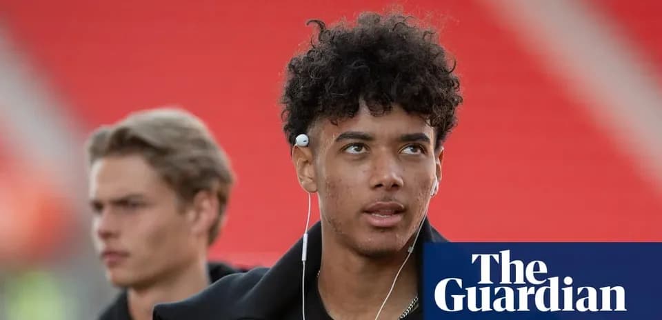 Jugador con auriculares caminando hacia el estadio