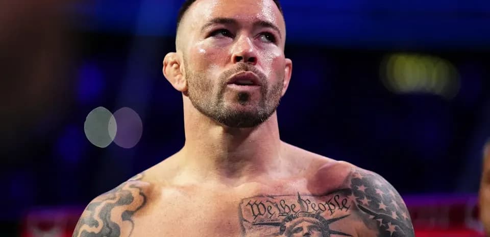 Boxeador con tatuajes en el ring